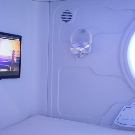 Хостел The Capsule Malioboro Джокьякарта Экстерьер фото