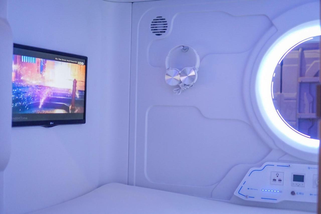Хостел The Capsule Malioboro Джокьякарта Экстерьер фото